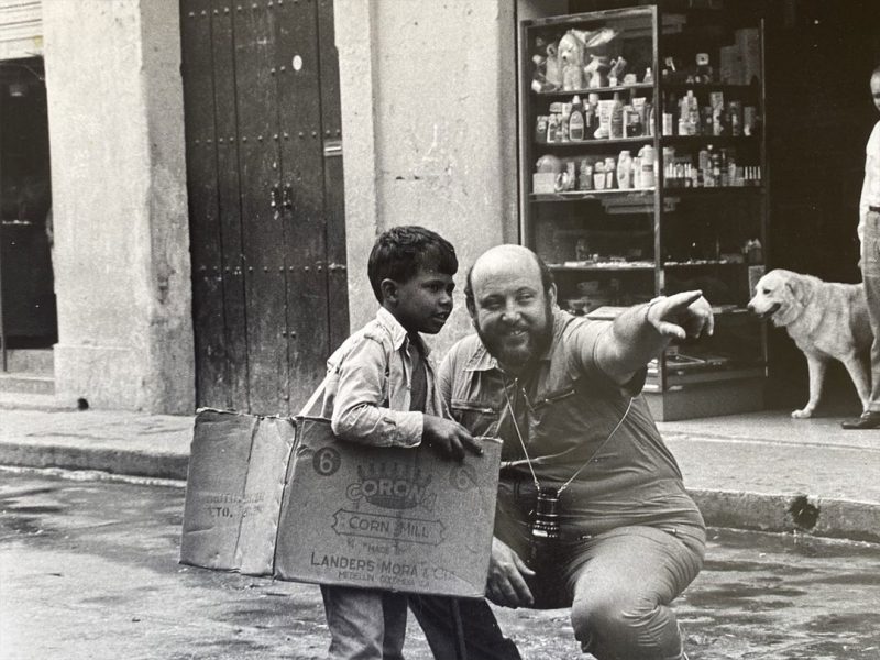 Luis Armando Roche dirigiendo niño